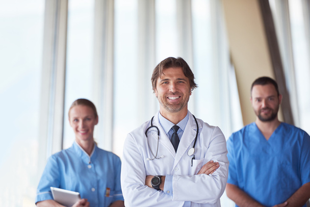 группа медицинского персонала в больнице, красивый врач перед
  - Фото, изображение