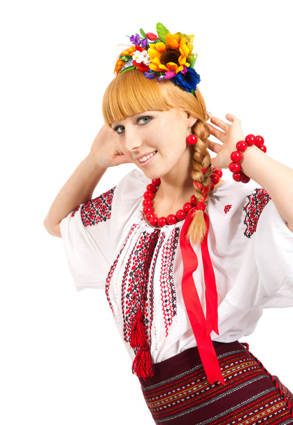 魅力的な女性はウクライナの国民の服を着ています。 - 写真・画像