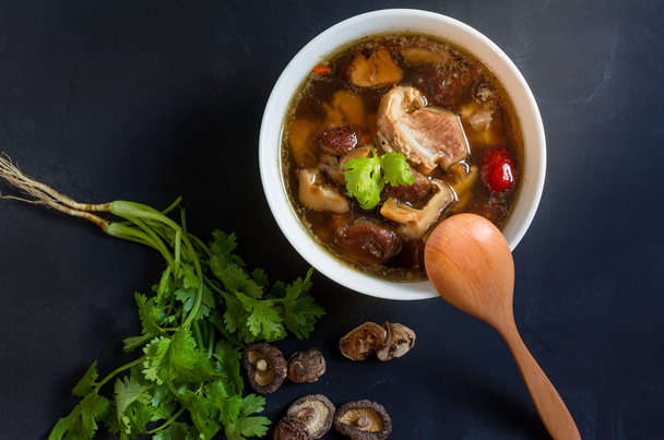 pörkölt, sertés- és gyógynövény leves, ba kut a a fekete háttér - Fotó, kép
