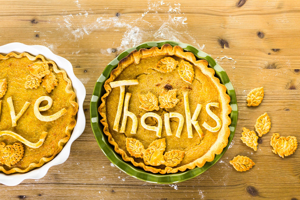 pumpkin pies with Give Thanks sign - Foto, Imagen