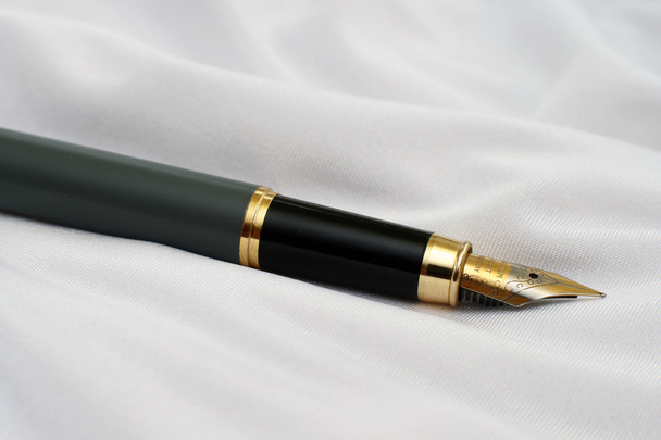 Перьевая ручка на атласе
 - Фото, изображение