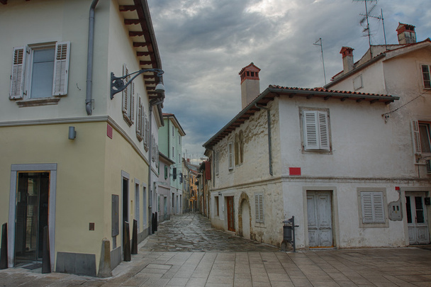 Vecchia strada cittadina con negozio a Koper in Slovenia
 - Foto, immagini
