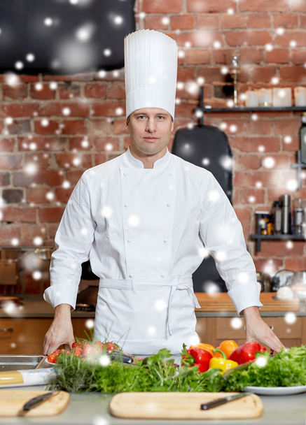 cocinero macho feliz con verduras en la cocina
 - Foto, Imagen