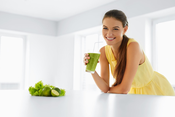 Healthy Woman  Drinking Green Detox Juice. Lifestyle, Food, Drinks, Diet - Foto, afbeelding