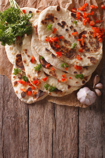 Pane piatto indiano naan con aglio ed erbe. vista verticale dall'alto
 - Foto, immagini