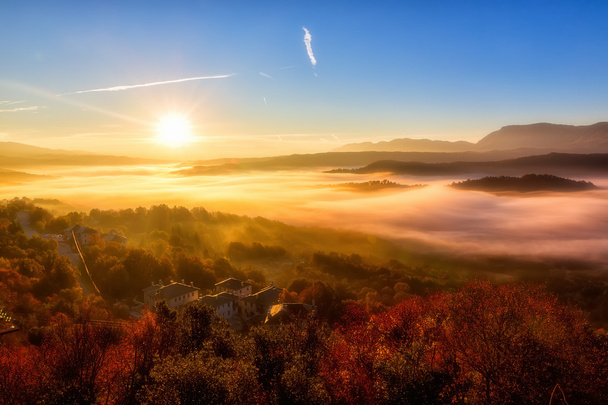 Φθινοπωρινό τοπίο μέχρι νωρίς με την ομίχλη στην Ελλάδα Ζαγοροχώρια, Ήπειρος  - Φωτογραφία, εικόνα