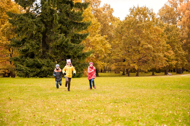 grupo de niños pequeños y felices corriendo al aire libre
 - Foto, imagen