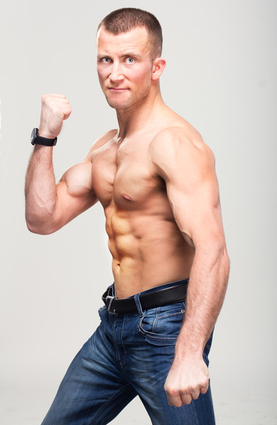 Fitness bokser sterke macho man doen agressieve zelfverdediging - Foto, afbeelding