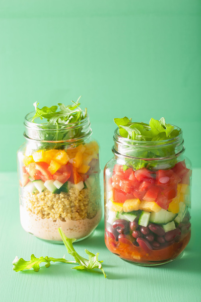 Vegan quinoa bonen plantaardige salade in mason potten - Foto, afbeelding