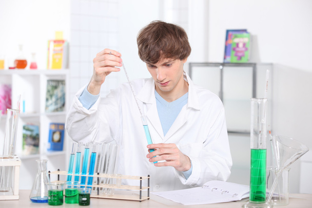Boy in laboratory - Foto, Bild