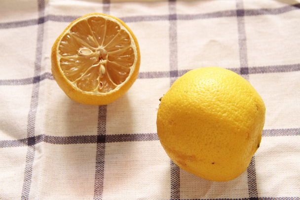 Deux citrons sur la table
 - Photo, image