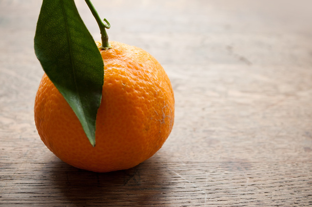 tangerine on wooden background - Foto, afbeelding