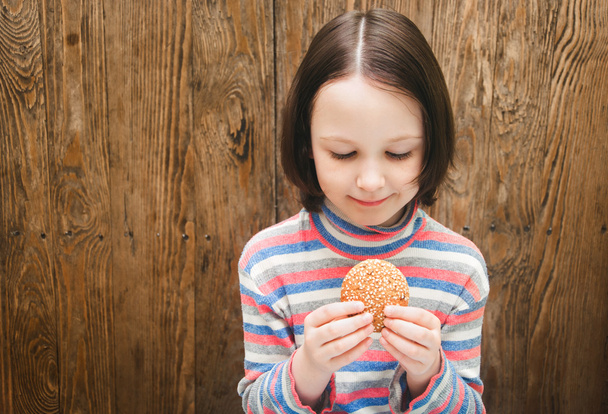Kind meisje met cookies - Foto, afbeelding