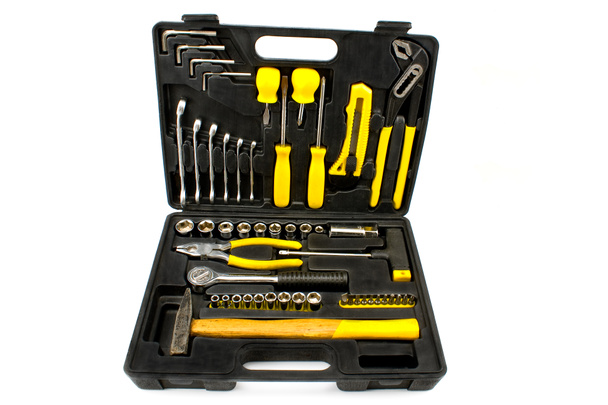 Conjunto de varias herramientas de color amarillo cromo en caja
 - Foto, Imagen