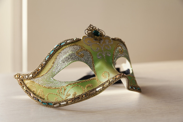 венеціанська маска на столі
 - Фото, зображення