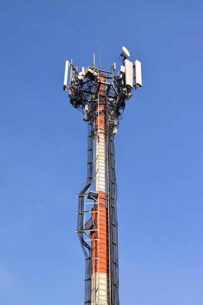 een telecommunicatie-antenne - Foto, afbeelding