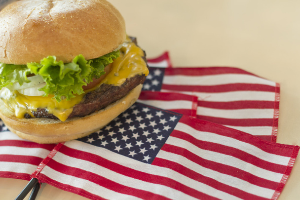 チーズバーガー アメリカ国旗 - 写真・画像