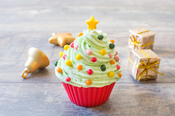 Weihnachtsbaum-Cupcakes auf einem Holztisch. - Foto, Bild
