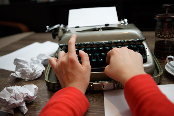 vrouw te typen op de oude schrijfmachine - Foto, afbeelding