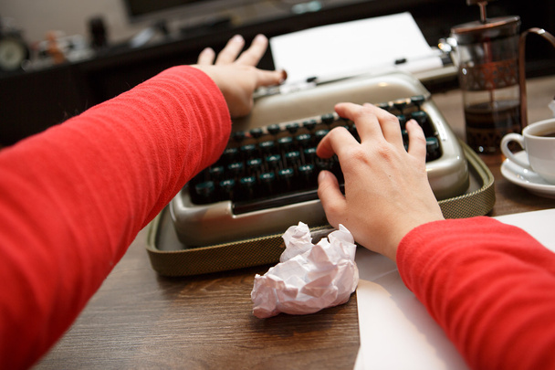 жінка працює над друкарською машинкою
 - Фото, зображення