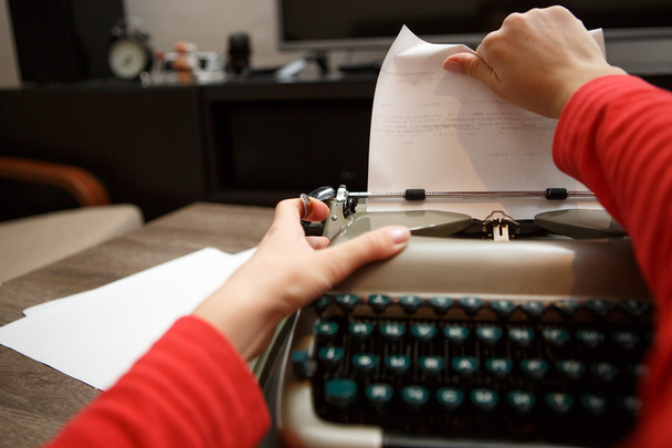 mujer trabajando en máquina de escribir
 - Foto, Imagen