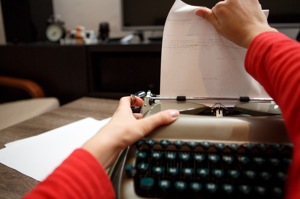 woman working on typewriter - Photo, Image