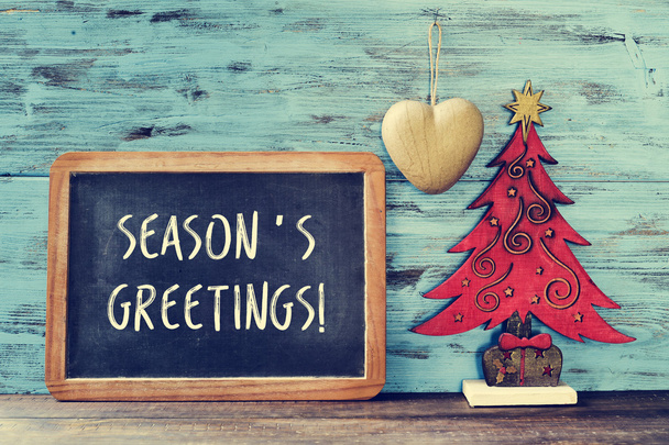 kerstboom en tekst seasons greetings in een schoolbord - Foto, afbeelding