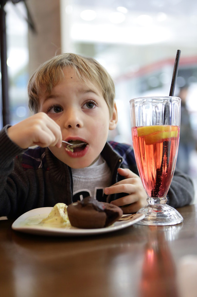 Kid eating ice cream - Fotó, kép