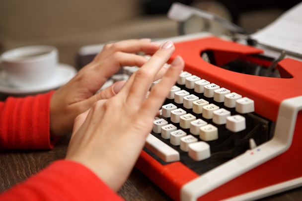 mains humaines écrivant sur une machine à écrire rouge
 - Photo, image