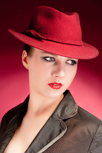 赤い帽子の官能的なスタイリッシュな女性の肖像 - 写真・画像