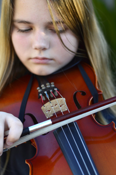 Chica tocando el violín - Foto, imagen