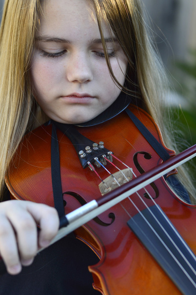 Dívka hraje na housle - Fotografie, Obrázek