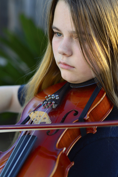 バイオリンを弾いている女の子 - 写真・画像