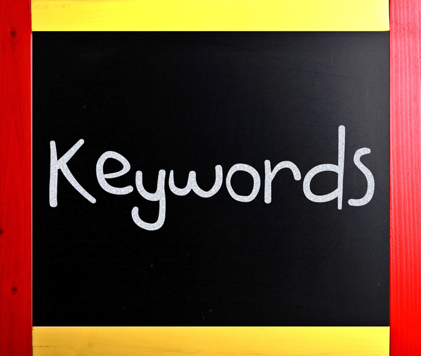 「キーワード」が黒板に白いチョークで手書きの単語 - 写真・画像