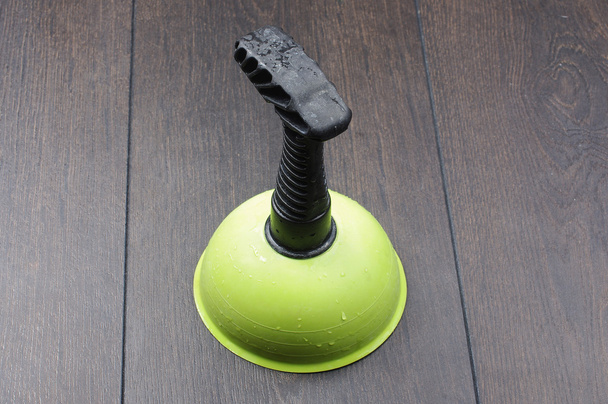 Гумова чашка ізольована на чорному дерев'яному фоні
 - Фото, зображення