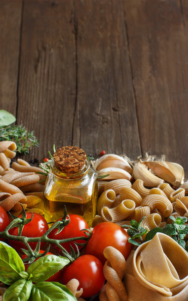 Pastas de trigo integral, verduras, hierbas y aceite de oliva
  - Foto, Imagen