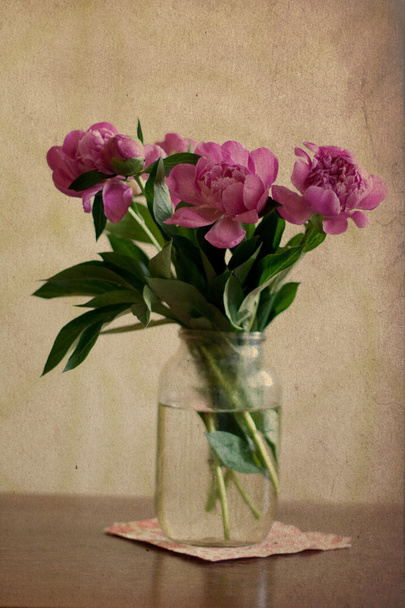 Pink peonies in glass - Fotoğraf, Görsel