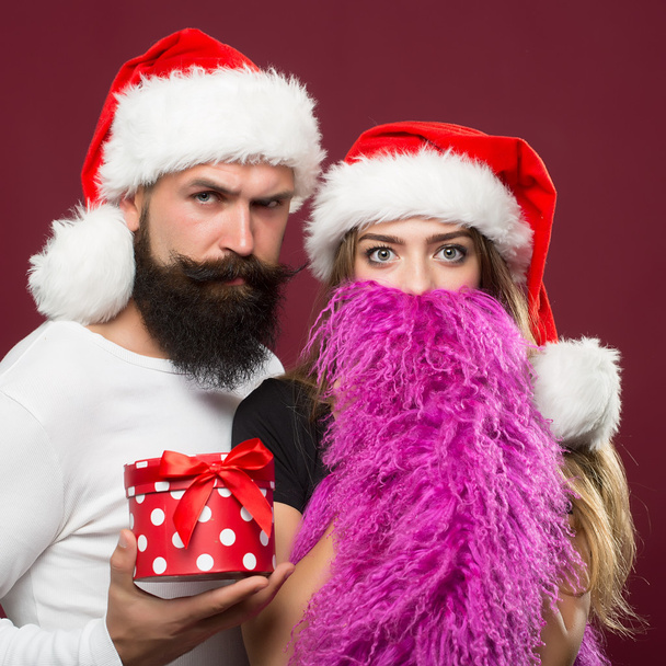 ひげを生やしたクリスマス カップル - 写真・画像