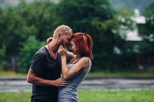 gyönyörű pár átölelve az esőben - Fotó, kép