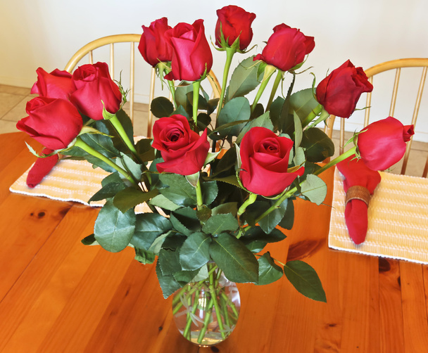 tucet rudých růží v křišťálová váza - Fotografie, Obrázek