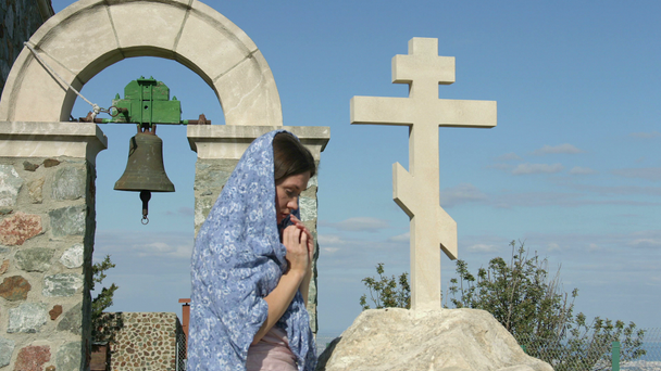 Jonge vrouw bidden met gevouwen handen, bedelen God voor de zegen en vergeving - Video