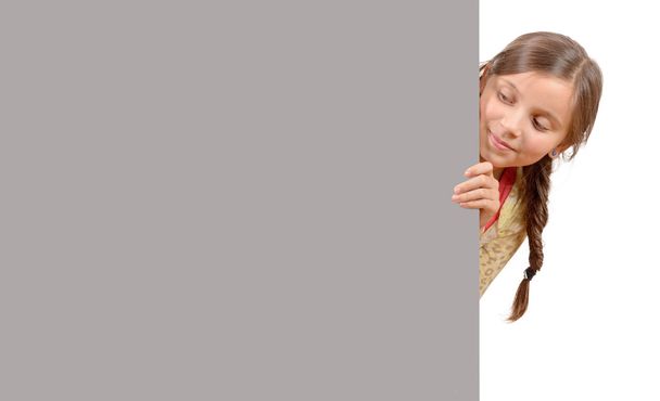 Красива молода дівчина з порожнім плакатом ізольована на білому фоні
 - Фото, зображення