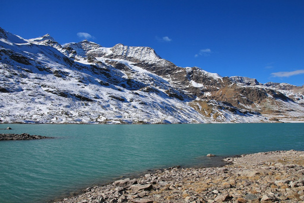 türkisfarbener Lake Blanc und hohe Berge - Foto, Bild