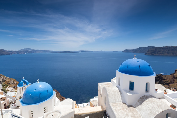 Синій опуклий церков у кальдері, в Oia на грецький острів - Фото, зображення