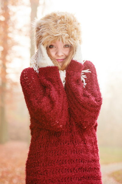 woman in  fur cap posing - Foto, Imagem