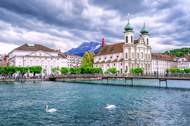Люцерн, Швейцария, иезуитская церковь, река Ройс и гора Пилат
 - Фото, изображение