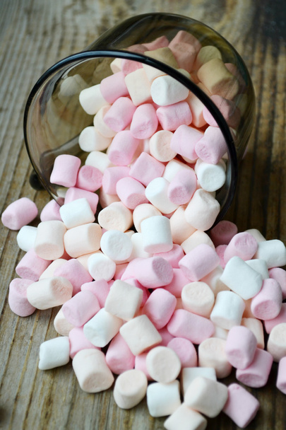 Viele kleine Marshmallows im Becher - Foto, Bild