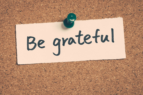 be grateful note pinned on the bulletin board - Foto, imagen