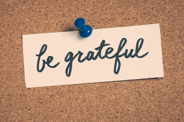 be grateful note pinned on the bulletin board - Φωτογραφία, εικόνα