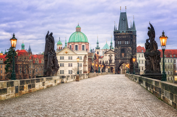 De Karelsbrug en de skyline van Prague, Tsjechië - Foto, afbeelding